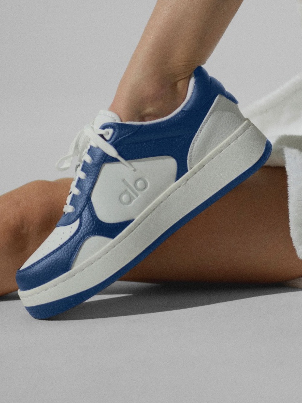 ALO Yoga Retro Court Sneaker - Blue & White